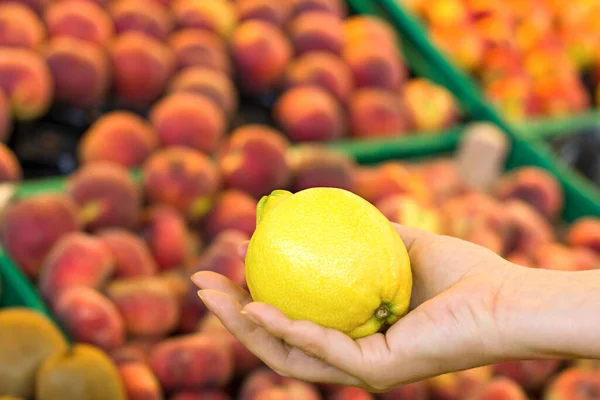 Жінка Вибирає Лимон Супермаркеті Концепція Здорової Їжі Біо Вегетаріанська Дієта — стокове фото