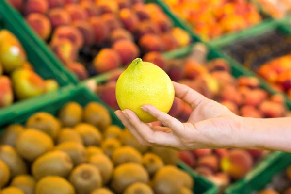 Kobieta Wybiera Cytrynę Supermarkecie Pojęcie Zdrowej Żywności Bio Wegetariańskie Dieta — Zdjęcie stockowe