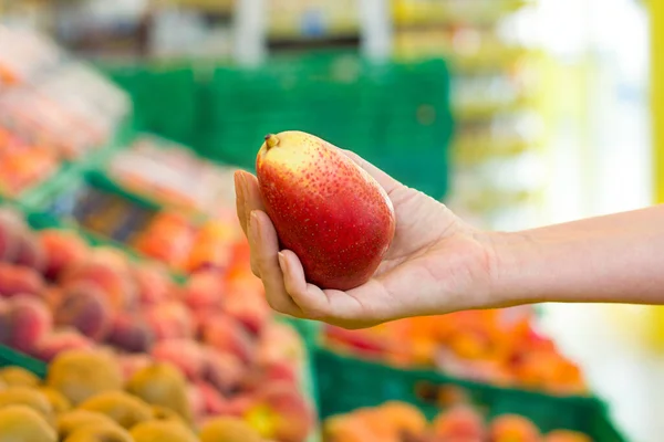 Kobieta Wybiera Mango Supermarkecie Pojęcie Zdrowej Żywności Bio Wegetariańskie Dieta — Zdjęcie stockowe