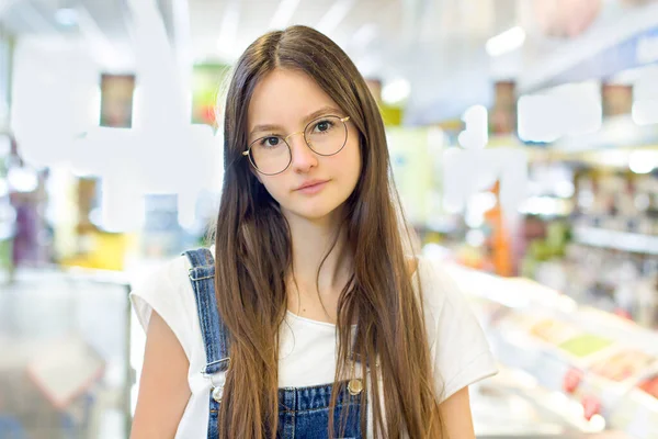 Teen Girl Looks Camera Supermarket Teenage Choice Evaluation Consumption Concept — Stock Photo, Image