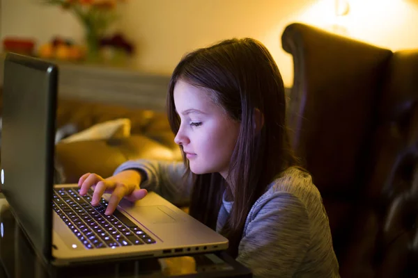 Carino Bambina Utilizzando Computer Portatile Casa — Foto Stock