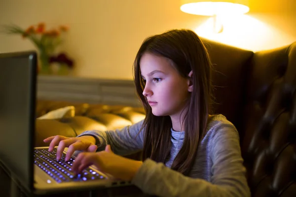 Teenage Girl Using Laptop Home — Stock Photo, Image