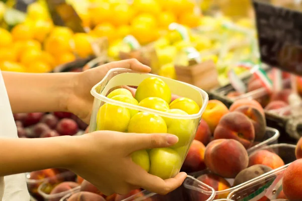 Mulher Mão Escolhendo Poda Supermercado Conceito Comida Saudável Bio Vegetariano — Fotografia de Stock