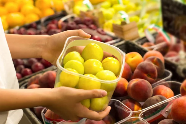 Kadın Süpermarkette Kuru Erik Seçiyor Sağlıklı Gıda Kavramı Biyoloji Vejetaryen — Stok fotoğraf