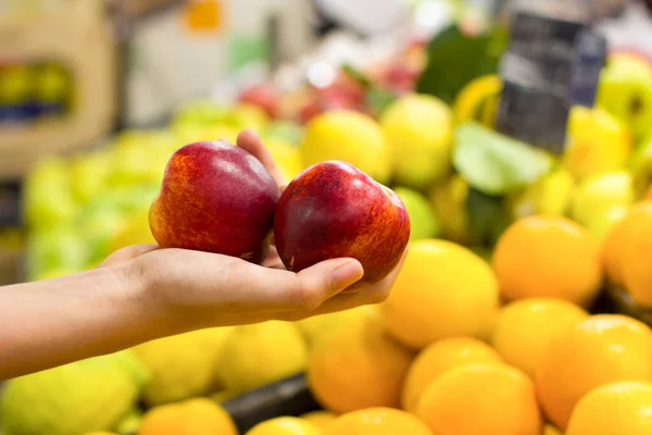 Kobieta Wybiera Brzoskwinie Supermarkecie Pojęcie Zdrowej Żywności Bio Wegetariańskie Dieta — Zdjęcie stockowe