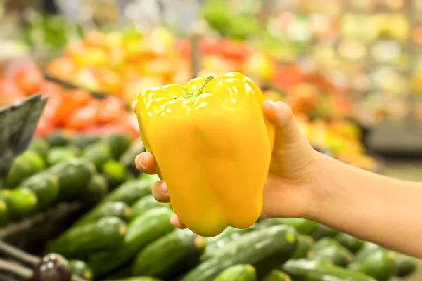 Жіноча Рука Вибирає Перець Супермаркеті Концепція Здорової Їжі Біо Вегетаріанська — стокове фото