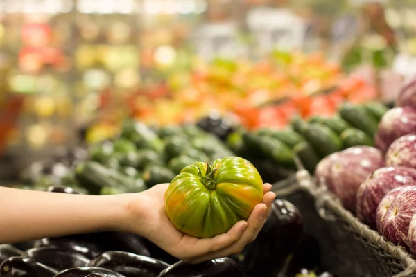 Жіноча Рука Вибирає Зелений Помідор Супермаркеті Концепція Здорової Їжі Біо — стокове фото