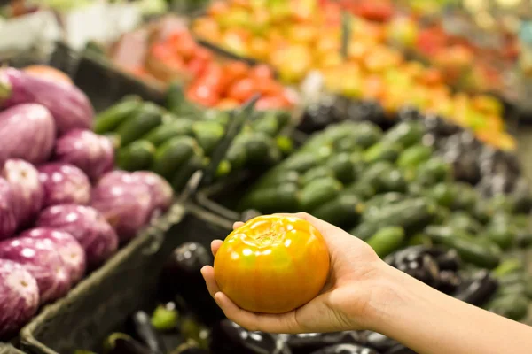 Жіноча Рука Вибирає Помідор Супермаркеті Концепція Здорової Їжі Біо Вегетаріанська — стокове фото