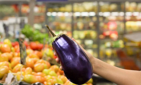 Жіноча Рука Вибирає Баклажани Супермаркеті Концепція Здорової Їжі Біо Вегетаріанська — стокове фото