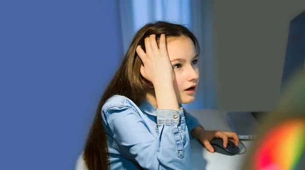 Ragazza Adolescente Che Lavora Sui Suoi Compiti Con Computer Digitando — Foto Stock