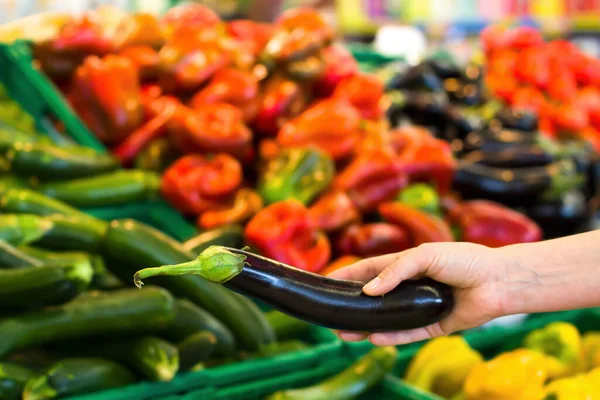 Жіноча Рука Вибирає Баклажани Супермаркеті Концепція Здорової Їжі Біо Вегетаріанська — стокове фото