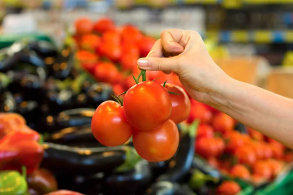Kadın Eli Süpermarkette Domates Seçiyor Sağlıklı Gıda Kavramı Biyoloji Vejetaryen — Stok fotoğraf
