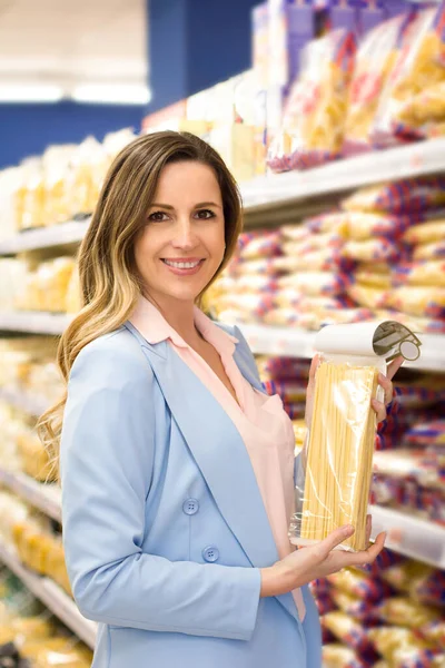 Mulher Escolhendo Produtos Diários Supermercado Leitura Informações Produto Conceito Escolha — Fotografia de Stock