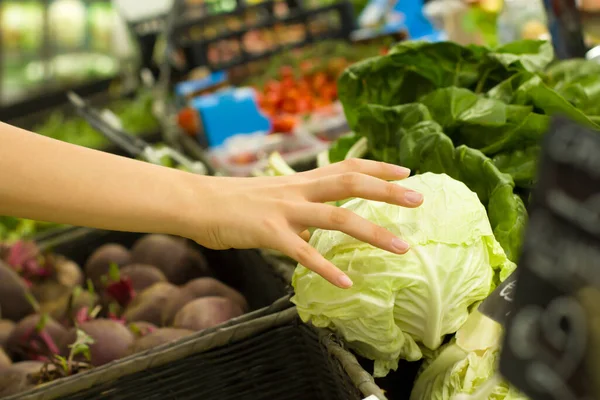 Kadın Eli Süpermarkette Salata Seçiyor Sağlıklı Gıda Kavramı Biyoloji Vejetaryen — Stok fotoğraf