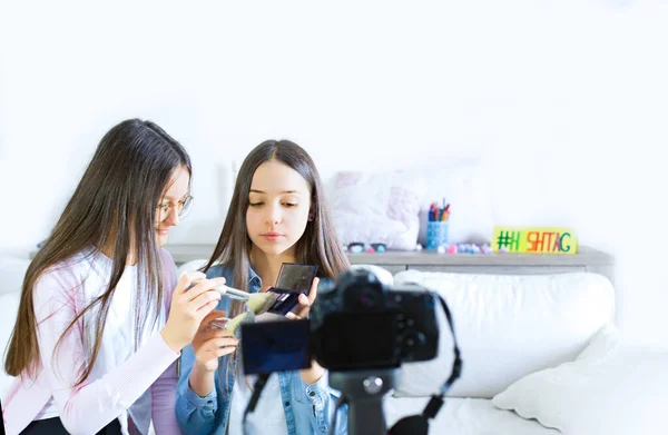 Duas Blogueiras Adolescentes Apresentam Produtos Beleza Transmitem Vídeos Vivo Para — Fotografia de Stock