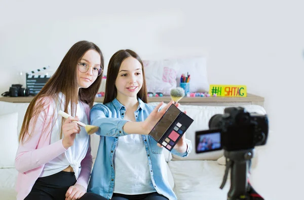 Två Tonåringar Bloggare Presenterar Skönhetsprodukter Och Sänder Live Video Till — Stockfoto