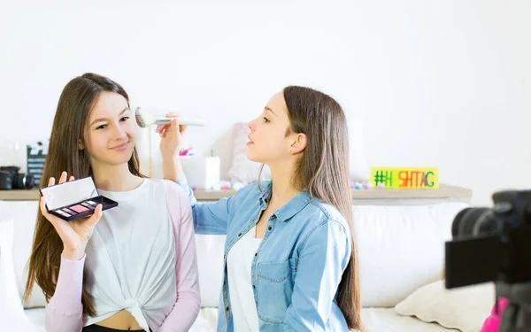 Two Teen Girls Blogger Presents Beauty Products Transmitting Live Video — Stock Photo, Image