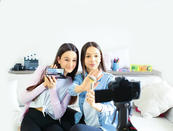 Duas Blogueiras Adolescentes Apresentam Produtos Beleza Transmitem Vídeos Vivo Para — Fotografia de Stock