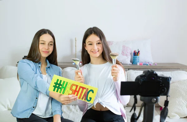 Δύο Έφηβες Blogger Παρουσιάζουν Προϊόντα Ομορφιάς Και Μεταδίδουν Ζωντανά Βίντεο — Φωτογραφία Αρχείου