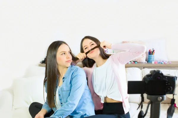 Due Ragazze Adolescenti Blogger Divertono Trasmettono Video Diretta Social Network — Foto Stock