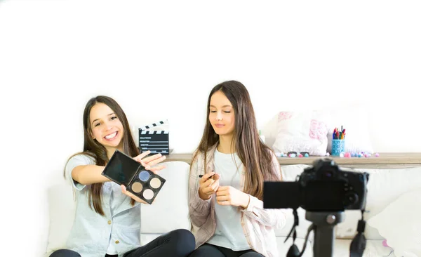 Two Teen Girls Blogger Presents Beauty Products Transmitting Live Video — Stock Photo, Image