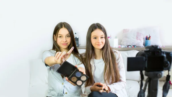 Two Teen Girls Blogger Presents Beauty Products Transmitting Live Video — Stock Photo, Image