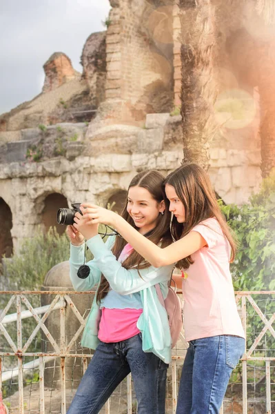 Duas Meninas Adolescentes Turistas Divertir Fazer Foto Com Câmera — Fotografia de Stock