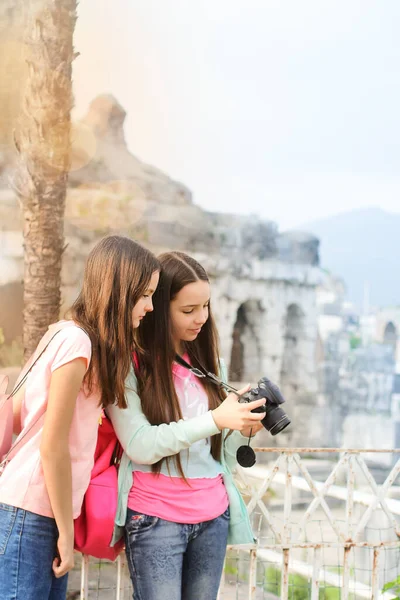 Duas Meninas Adolescentes Turistas Divertir Fazer Foto Com Câmera — Fotografia de Stock