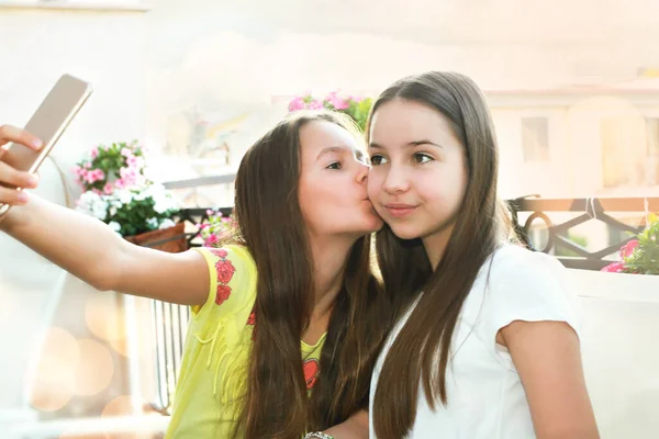 Retrato Engraçado Livre Duas Meninas Adolescentes Fazendo Caretas Flertando Mostrando — Fotografia de Stock