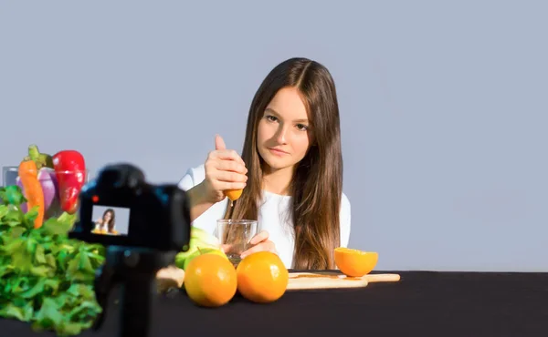 Teenage Blogger Parla Con Seguaci Circa Vantaggi Mangiare Frutta Verdura — Foto Stock