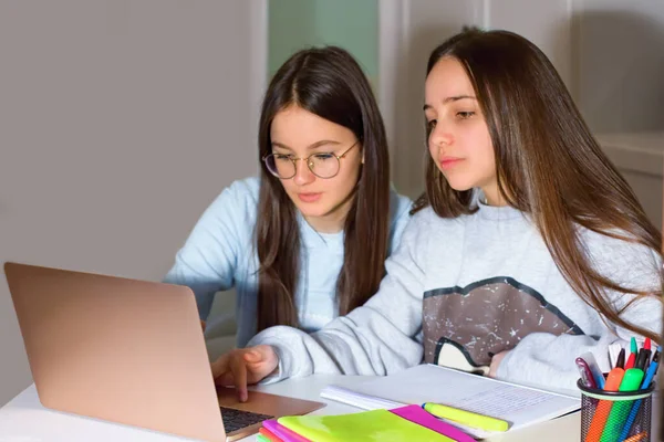 Två Tonårstjejer Gör Läxor Med Hjälp Laptopen Begreppet Kommunikation Och — Stockfoto