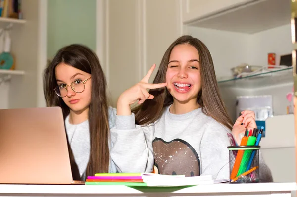 Duas Garotas Adolescentes Navegam Internet Seu Laptop Procuram Produtos Interesse — Fotografia de Stock