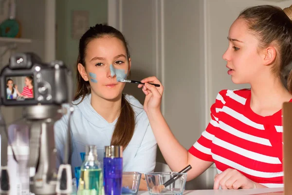 Dois Blogueiros Adolescentes Testam Produtos Beleza Para Seus Seguidores Contam — Fotografia de Stock