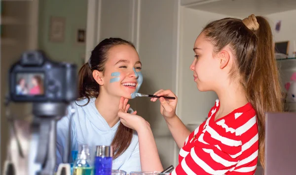 Two Teenager Bloggers Test Beauty Products Followers Tell Impressions Opinions — Stock Photo, Image