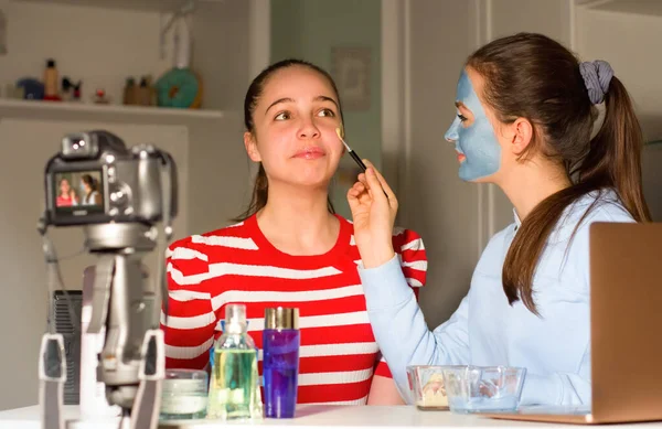 Two Teenager Bloggers Test Beauty Products Followers Tell Impressions Opinions — Stock Photo, Image