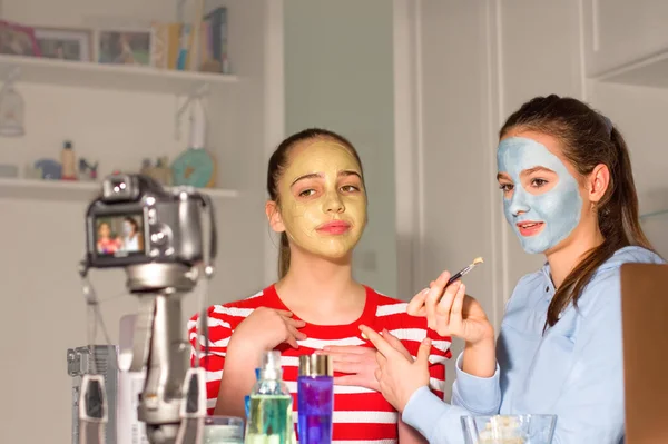 Dwóch Blogerów Nastolatków Testuje Kosmetyki Dla Swoich Zwolenników Opowiada Swoich — Zdjęcie stockowe