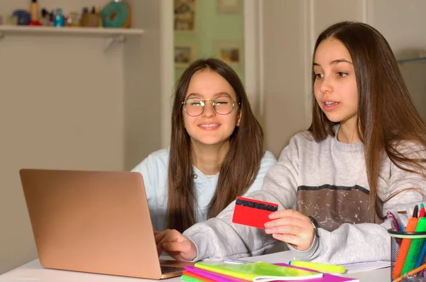 Due Ragazze Adolescenti Navigano Internet Sul Loro Computer Portatile Cercano — Foto Stock