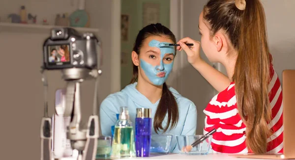 Dois Blogueiros Adolescentes Testam Produtos Beleza Para Seus Seguidores Contam — Fotografia de Stock