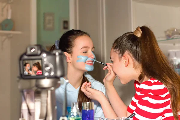 Two Teenager Bloggers Test Beauty Products Followers Tell Impressions Opinions — Stock Photo, Image