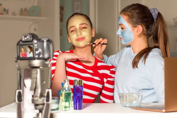 Δύο Teenager Bloggers Δοκιμάζουν Προϊόντα Ομορφιάς Για Τους Οπαδούς Τους — Φωτογραφία Αρχείου