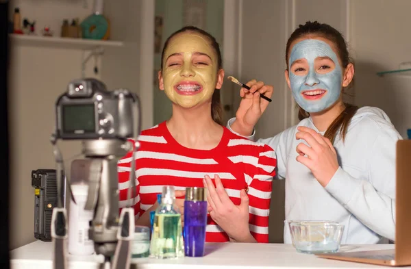 Twee Tiener Bloggers Testen Schoonheidsproducten Voor Hun Volgers Vertellen Hun — Stockfoto
