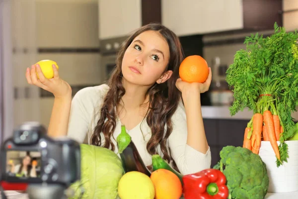 Genç blogcu takipçilerine nasıl sağlıklı besleneceklerini anlatıyor. Gençler arasında sağlıklı yeme alışkanlıkları, vitaminler ve kalorilerin önemi hakkında iletişim kavramı.