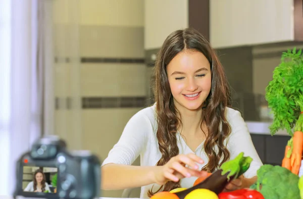 Teenage Blogger Explains Her Followers How Eat Healthy Concept Communication — Stock Photo, Image