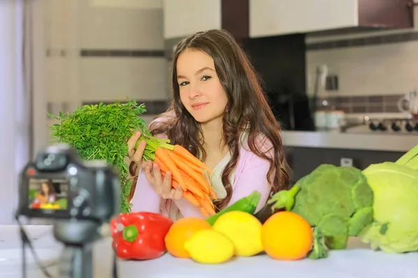 十代のブロガーは彼女の信者に健康を食べる方法を説明します 健康的な食事習慣 ビタミンやカロリーの重要性についての若者間のコミュニケーションの概念 — ストック写真