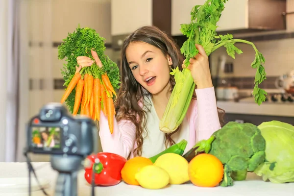 十代のブロガーは彼女の信者に健康を食べる方法を説明します 健康的な食事習慣 ビタミンやカロリーの重要性についての若者間のコミュニケーションの概念 — ストック写真