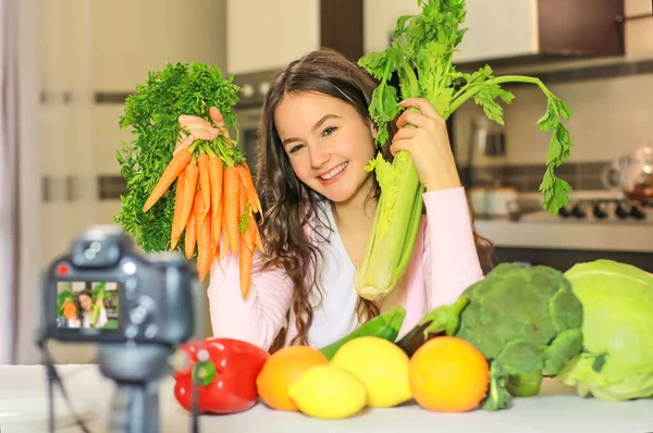 Tinédzser Blogger Elmagyarázza Követőinek Hogyan Kell Egészségesen Étkezni Fiatalok Közötti — Stock Fotó