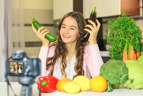 Teenage Blogger Explains Her Followers How Eat Healthy Concept Communication — Stock Photo, Image