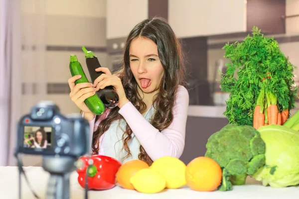 十代のブロガーは 健康を食べる方法を彼女の信者に説明します 健康的な食事習慣 ビタミンやカロリーの重要性についての若者間のコミュニケーションの概念 — ストック写真