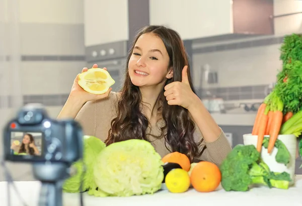 十代のブロガーは 健康を食べる方法を彼女の信者に説明します 健康的な食事習慣 ビタミンやカロリーの重要性についての若者間のコミュニケーションの概念 — ストック写真