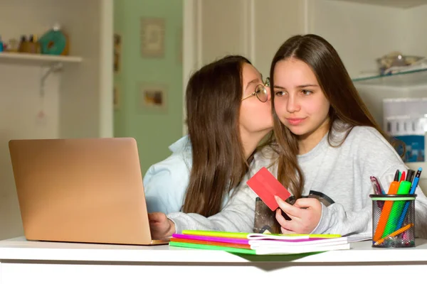 Двоє Дівчат Підлітків Сідають Інтернет Своєму Ноутбуку Шукають Цікаві Товари Стокове Фото